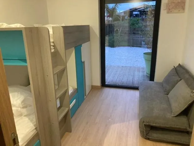 Vila Bord De 400 M De La *