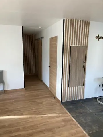 Vila Bord De 400 M De La *