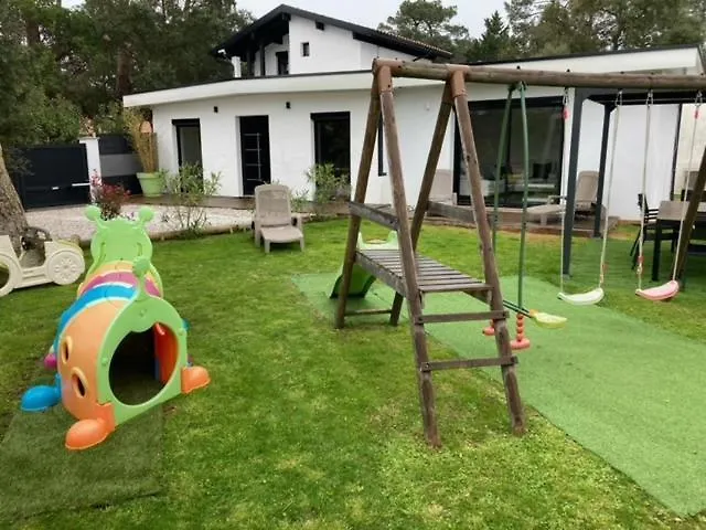 Vila Bord De 400 M De La