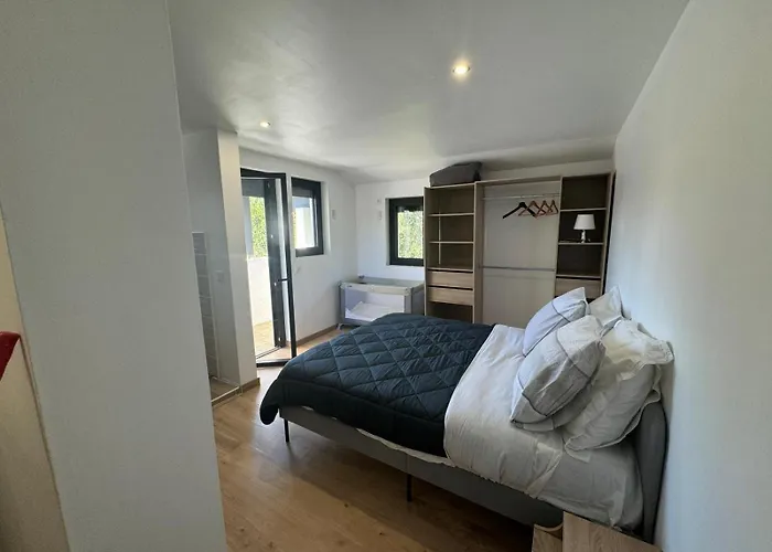 Vila Bord De 400 M De La *